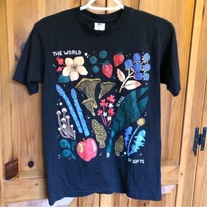 Cute plant print t shirt! 🌿🍄
